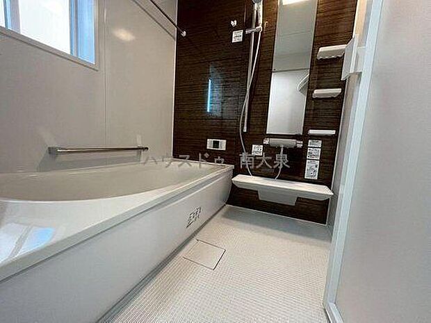 足をゆったり伸ばせる広さでリラックス効果が高い1坪サイズのユニットバスは家族での入浴もしやすいサイズです.