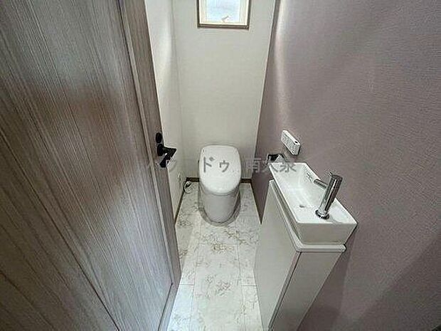 温水洗浄便座付きです♪洗浄だけでなく、肌への負担を減らせたり感染症を防止できます!