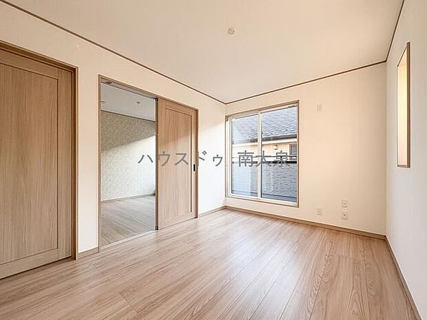 シンプルな間取りだから、家具のレイアウトは自由自在。南向きの窓から入るたっぷりの光が、お部屋を明るく照らします。