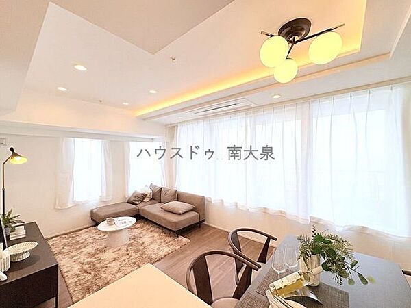 バルコニーに沿って窓が多いリビング
