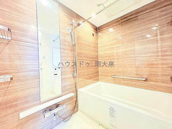 お風呂場も明るい雰囲気で広々日々の疲れを癒しましょ♪