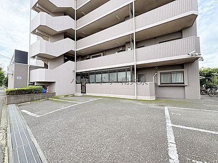 ●マンション敷地内自走式駐車場