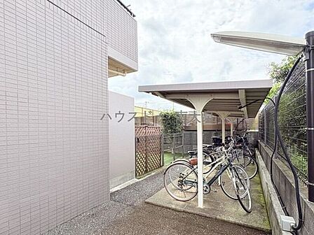 ●マンション敷地内駐輪場