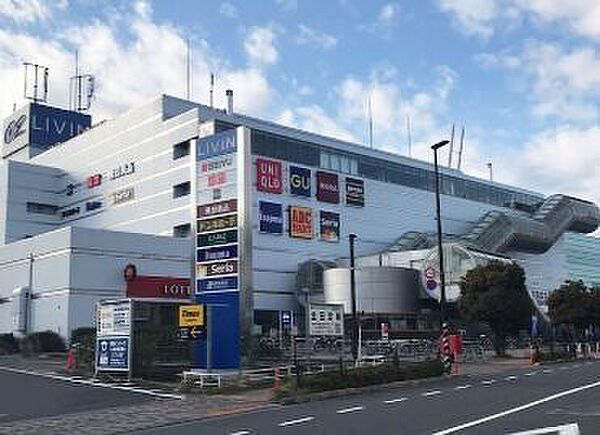 リヴィンオズ大泉店 710m
