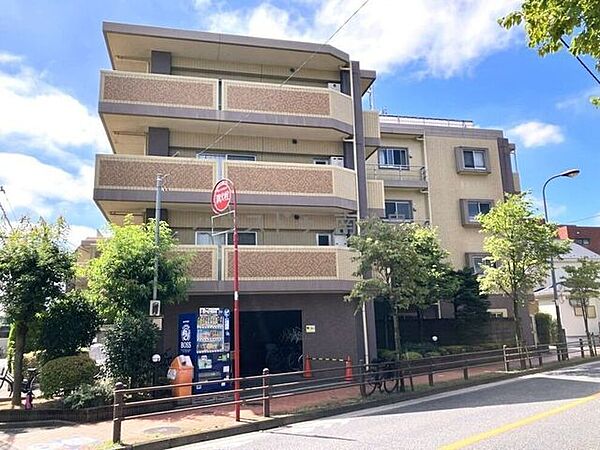 ●前面道路を含むマンション外観