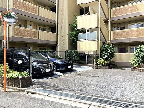 ●マンション敷地内駐車場