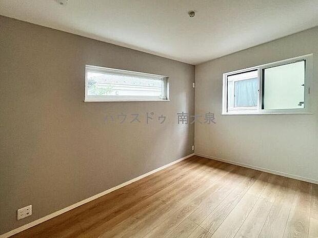 心と体をゆったりと安らげる主寝室。寝室のゆとりが大きい分だけ、暮らしの安らぎは深まります。一日の疲れを癒すだけでなく、ご夫婦の親密な語らいを紡ぎ出します。