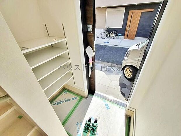 訪れる人を優しく迎える、スタイリッシュな玄関。玄関ポーチには屋根がついているので雨なども玄関前で濡れずにお出かけ準備ができます。