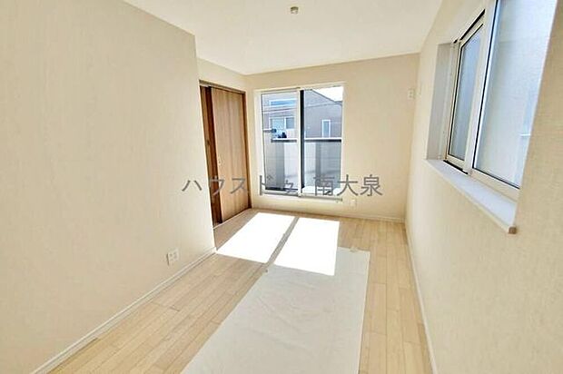 光が差し込む室内には、穏やかな時間が流れます。休日には、落ち着いた空間で自分の趣味を楽しむのはいかがですか。