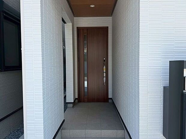 屋根付きで雨の日も扉の開け閉めの際に濡れにくいです!鍵を探している間にびしょ濡れなんてこともないですね♪