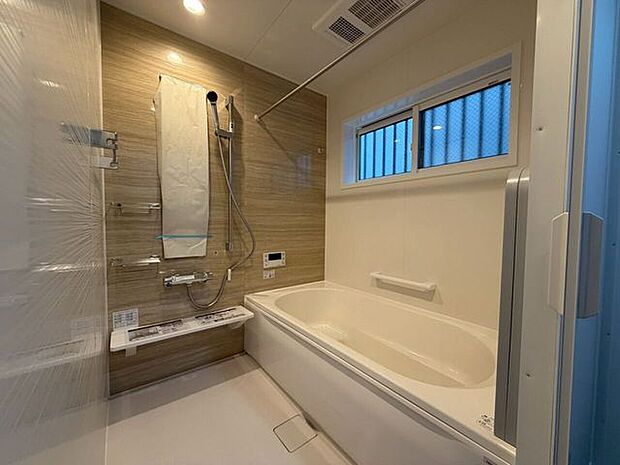 窓付きで外から光を取り込めるため浴室が明るくなります!また換気・風通しがよくなり、カビ予防にもなりますね!