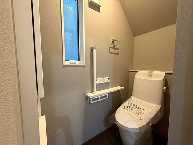 1・2階にトイレがございます♪朝の忙しい時間帯も待たずにすみそうですね♪