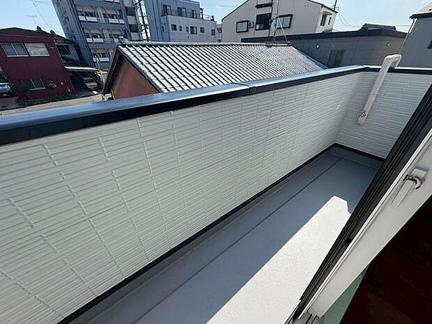 南向きのバルコニーは日当たりも良く、たっぷりの洗濯物もよく乾きそうです!毎日の洗濯も気持ちよく干せそうですね。