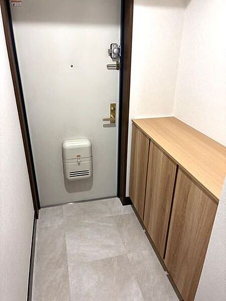 大型の玄関収納には小物を飾るスペースがあります。季節ごとに小物を変えたりとアレンジ次第でさらにオシャレな玄関になります！