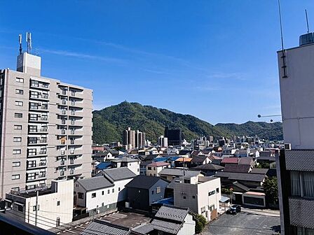 大きな空を眺めて気分転換ができそうですね!天気の良い日は日向ぼっこも出来ます!