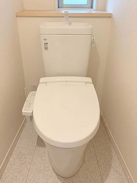 【1階トイレ】ホワイトカラーで統一された、清潔感があるトイレです。1階、2階にトイレがあるので、混み合う時間も安心ですね。※実際の写真から家具消しの加工を行っております。