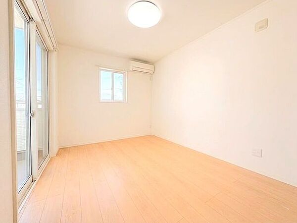 バルコニーに直結している間取りなので、お布団干しも手間いらずですね。※実際の写真から家具消しの加工を行っております。