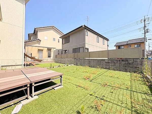 日当たり良好なお庭　家庭菜園など様々な利用が可能です