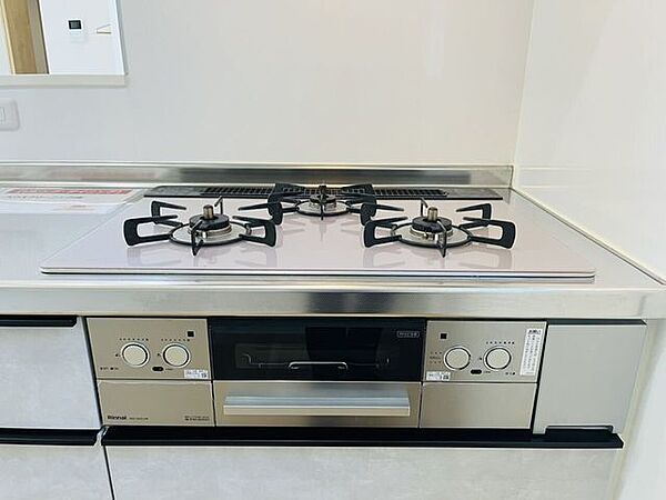 3口コンロで同時調理可能です！魚焼きグリルもついている為、色々な調理が一度に行えます。