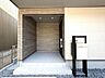 玄関：屋根付きで雨の日も扉の開け閉めの際に濡れにくいです！鍵を探している間にびしょ濡れなんてこともないですね♪