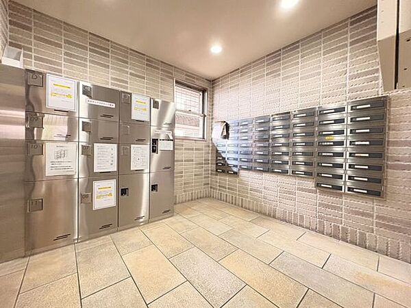 【宅配BOX】建物内にポストがございます！天候が悪い日でも外に出ることなく郵便物が受け取れるのが良いですね！