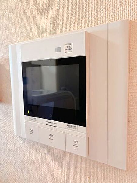 【インターホン】モニター付きインターホンなので、誰が来たのかすぐに確認できます。対面することなく事前に訪問者を確認できるので防犯の面でも安心です！