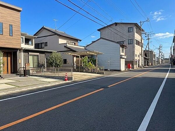 道幅約8mの開放的な前面道路