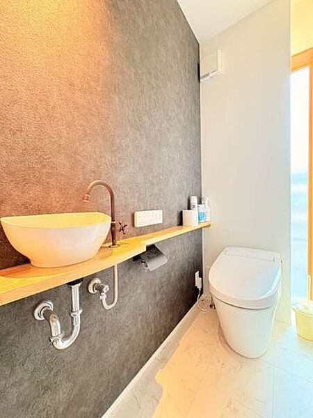 手洗い場がついており、トイレ内で手を洗うことができます！洗面所へ手を洗いに行く必要がないため、来客時も安心ですね♪