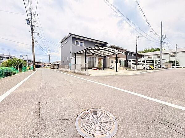前面道路それぞれ6ｍ以上あり、駐車楽々♪対向車のそれ違いにも安心です！