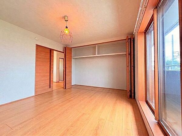 【寝室】全居室収納付！たっぷりの収納スペースで快適に暮らせそうです！※実際の写真から家具消しの加工を行っております。
