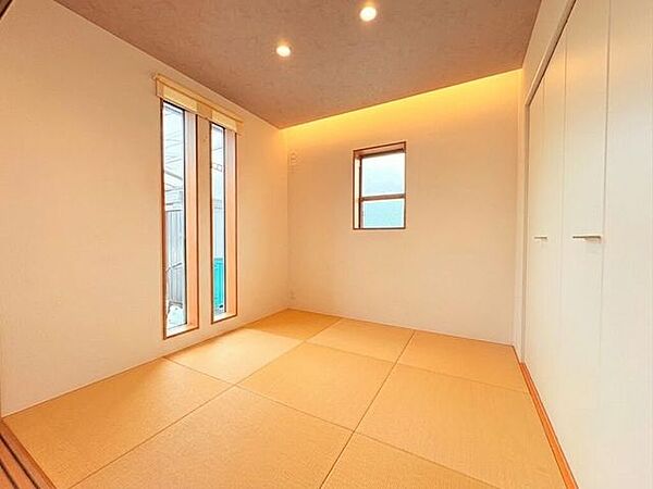 1階のリビングに隣接する和室は、仕切りを開ければリビングと一体化！広々空間としてお使いいただけます♪※実際の写真から家具消しの加工を行っております。