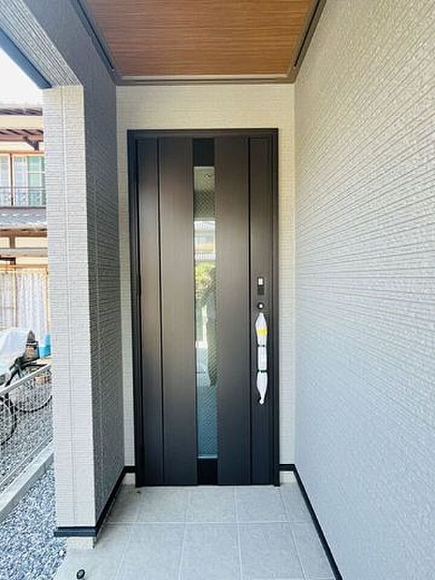 屋根付きで雨の日も扉の開け閉めの際に濡れにくいです!鍵を探している間にびしょ濡れなんてこともないですね♪