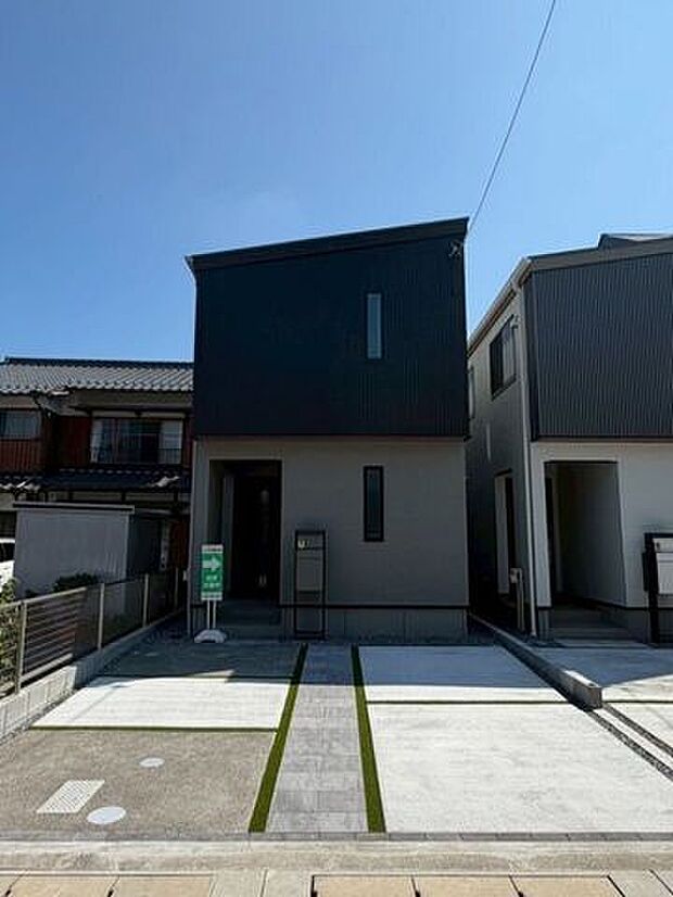 シンプルでありながら、どこか温もりを感じさせるスタイリッシュな佇まい。家族を優しく包み込むような、飽きのこない外観デザインです。