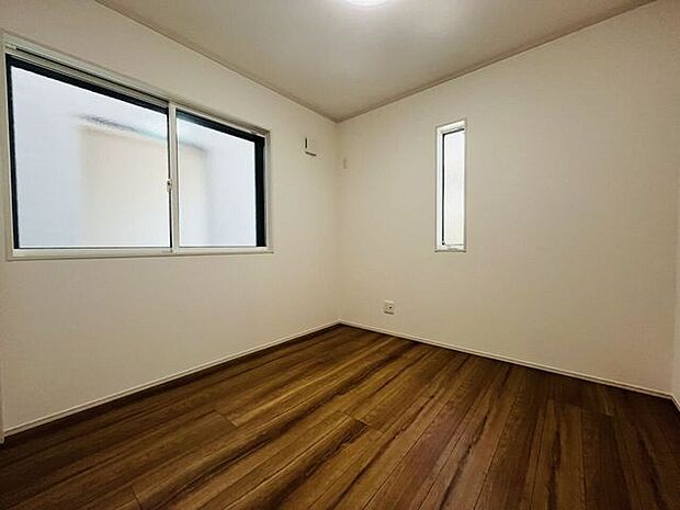 【4.5帖洋室】窓が2面あり、反射した光が差し込むので北側のお部屋でも明るい空間になっております。