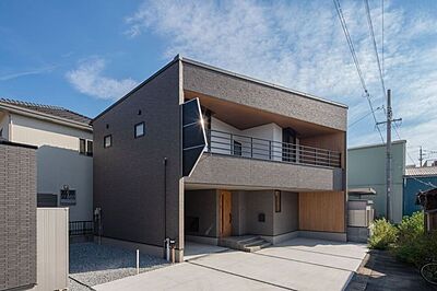 外観:シンプルでありながら、どこか温もりを感じさせるスタイリッシュな佇まい。家族を優しく包み込むような、飽きのこない外観デザインです。 外観:シンプルでありながら、どこか温もりを感じさせるスタイリッシュな佇まい。家族を優しく包み込むような、飽きのこない外観デザインです。