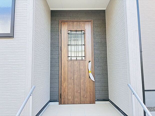 ＊屋根付きで雨の日も扉の開け閉めの際に濡れにくいです！鍵を探している間にびしょ濡れなんてこともないですね♪