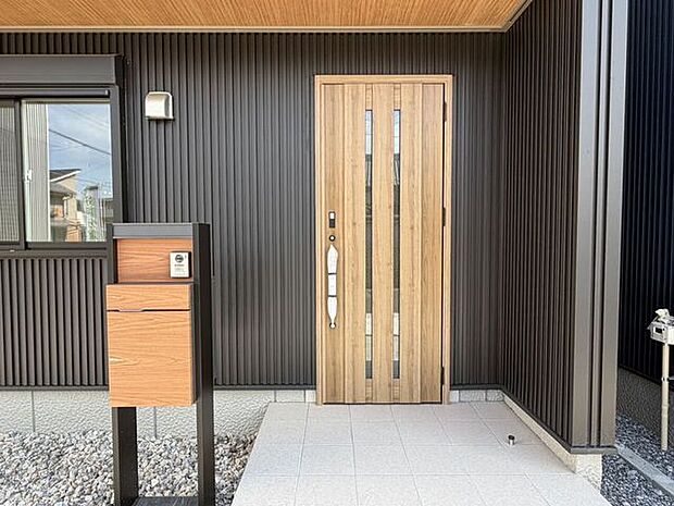 宅配ボックス付きのため不在時も荷物の受取の心配がありません!非対面で受取ができるのも嬉しいポイント♪