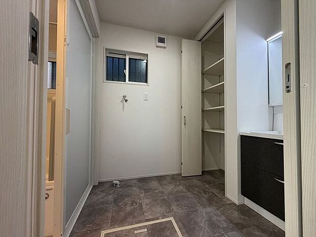 収納付きで、散らかりやすい洗面脱衣室をスッキリさせ、お風呂上がりの着替えをスムーズにおこなうことができますね!