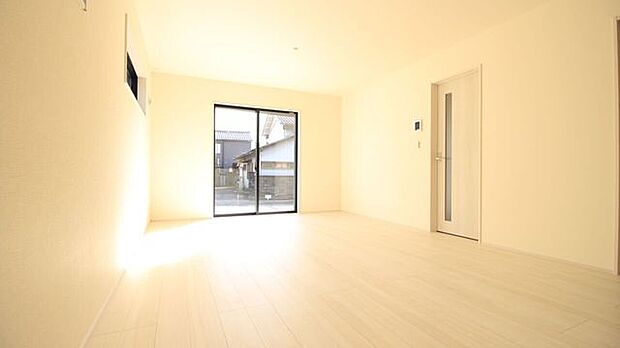 シンプルな色合いで家具やカーテンの色柄を選ばすにコーディネートできるのも楽しみの一つですね♪