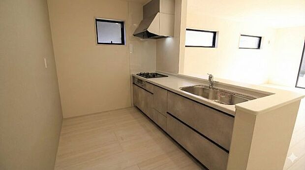 対面キッチンからはリビングがよく見わたせるので、遊んでいるお子様やリビング学習するお子様の様子も見守りながらお料理できますね！