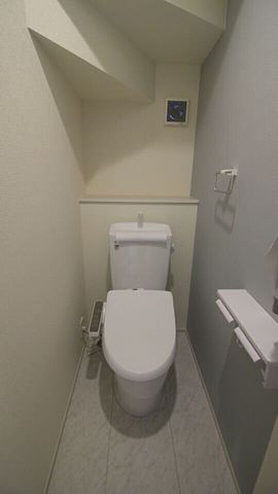 ウォシュレット付きのトイレです。アクセントクロスもお洒落です。