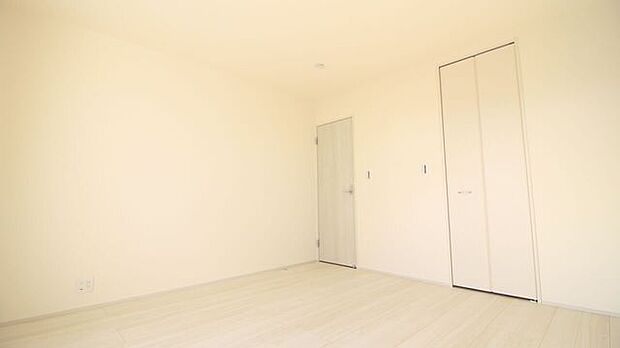 あたたかな陽射しがたっぷり差し込む洋室！毎朝気持ち良く起きられそうですね。