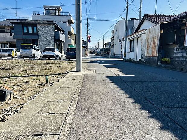 前面は広々5m道路で、駐車が苦手な方も安心して運転出来ます♪※実際の写真から加工を行っております。