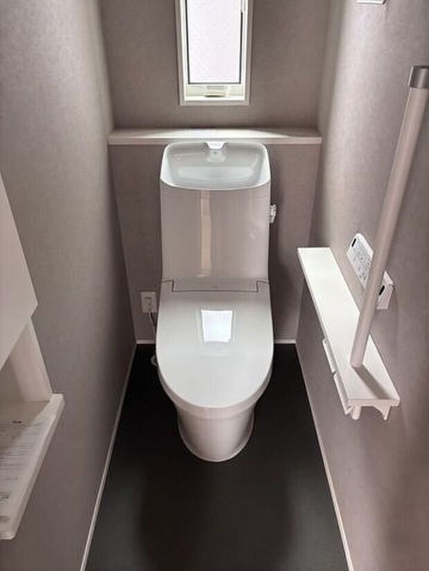 1・2階にトイレがございます♪朝の忙しい時間帯も待たずにすみそうですね♪