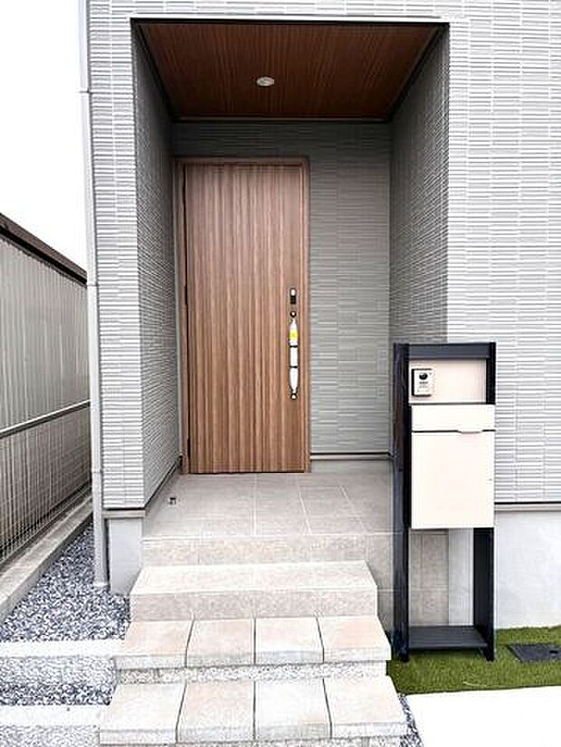 屋根付きで雨の日も扉の開け閉めの際に濡れにくいです!鍵を探している間にびしょ濡れなんてこともないですね♪