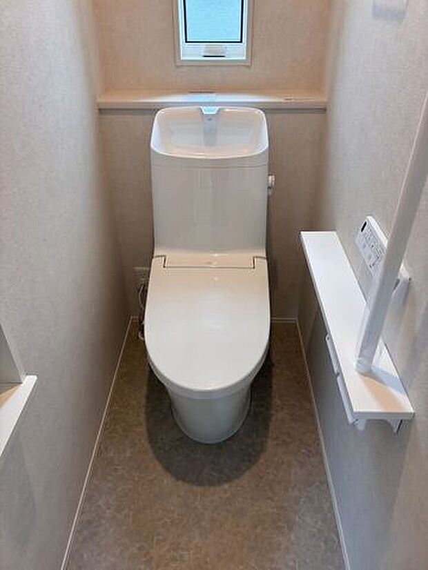 各階にトイレが付いているので、朝の混み合う時間帯や、来客時も安心してお使いいただけます!(トイレ2カ所)