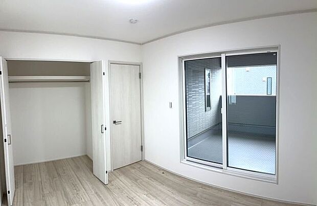 【2階西側洋室】バルコニーに直結している間取りなので、お布団干しも手間いらずですね。