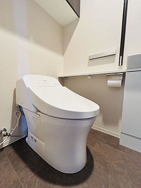 清潔感のあるトイレです。手すりがついているので転倒する心配がなく、とても安心ですね。