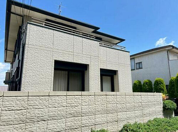 広々バルコニー付きの2階建て住宅、開放感と採光に優れた明るい住まいです。