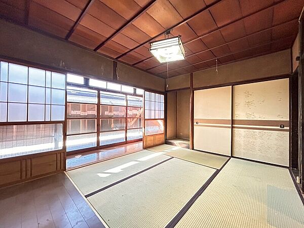 1Ｆ約6帖和室！南側からの採光があり、明るいお部屋です♪